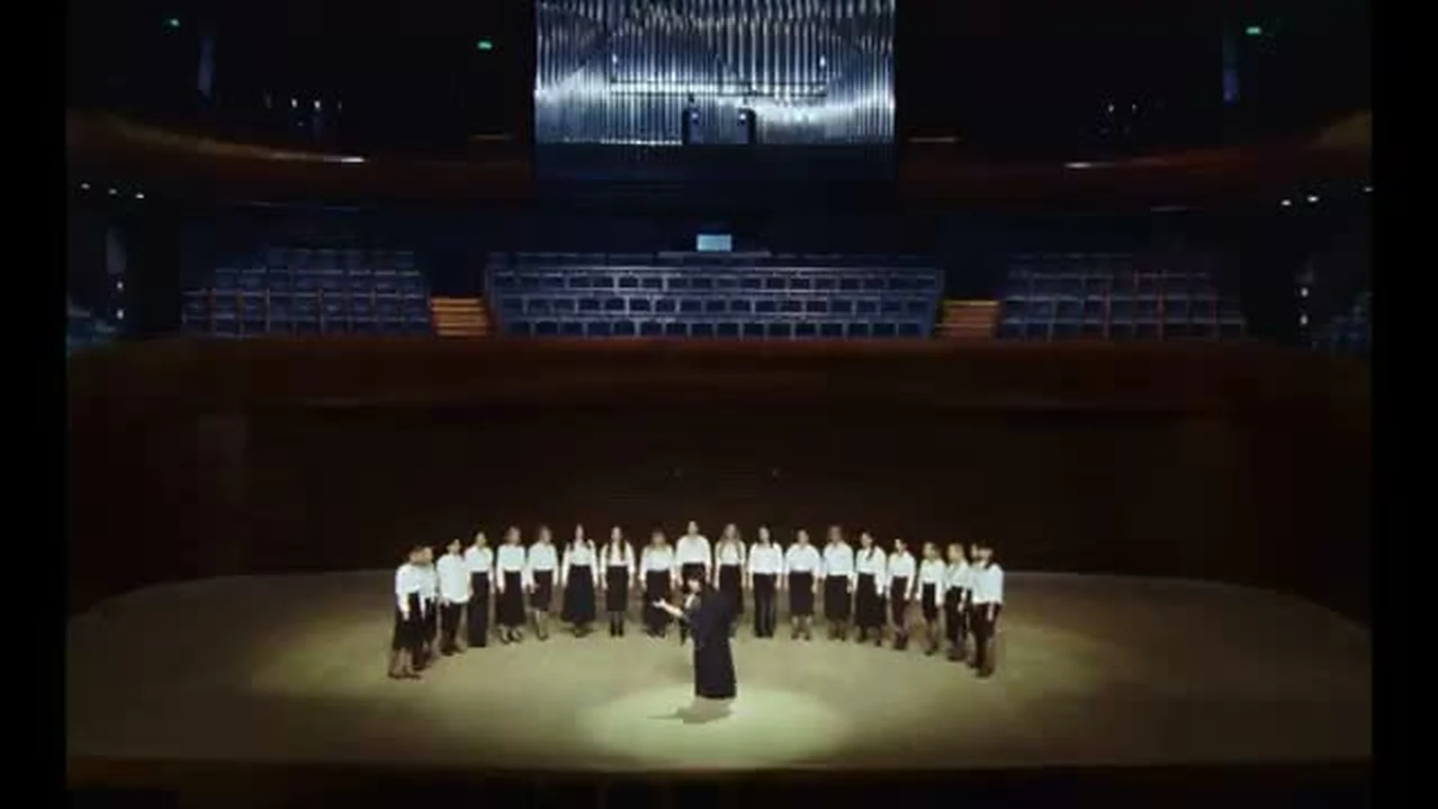 Silesian Chamber Choir Ad libitum z dyrygentką Izabellą Zielecką-Panek w sali NOSPR — kadr z filmu Me, Myself & Touch